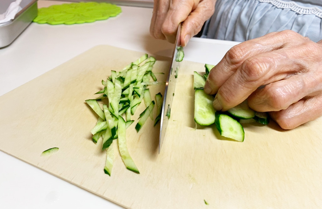 細切り きゅうり せん切り（細切り）のやり方／野菜の切り方の基本：白ごはん.com