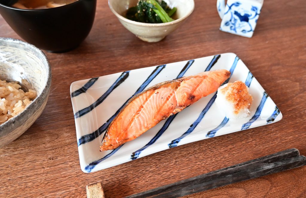 【揃えておきたい和食器】地味な焼き魚をおいしく見せる「長角皿」 | re:sumica