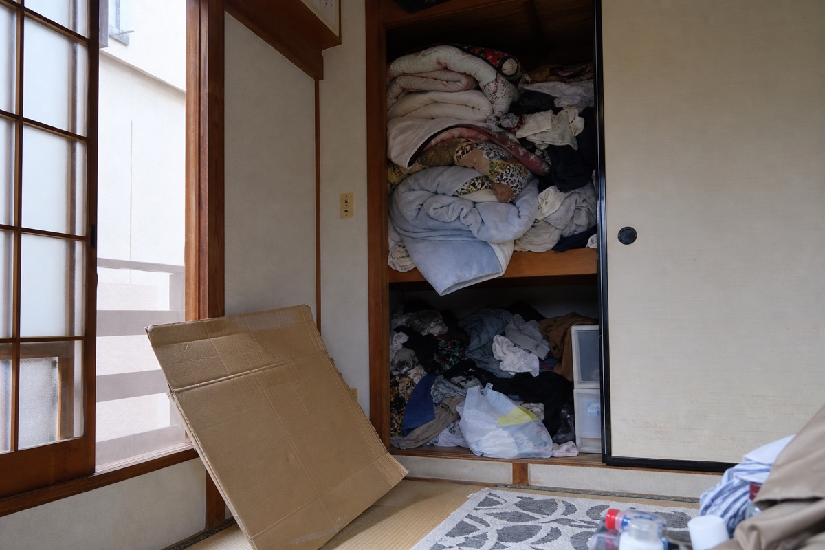 クローゼットに収まりきらない季節物と、発送用の箱